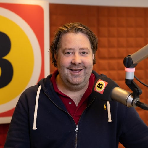 Aan het werk: Koen Wijn als radiopresentator bij Omroep Brabant